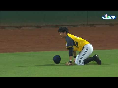 08/30 兄弟 vs 富邦 四局下，岳東華空中魚躍式飛撲演出美技接殺飛球