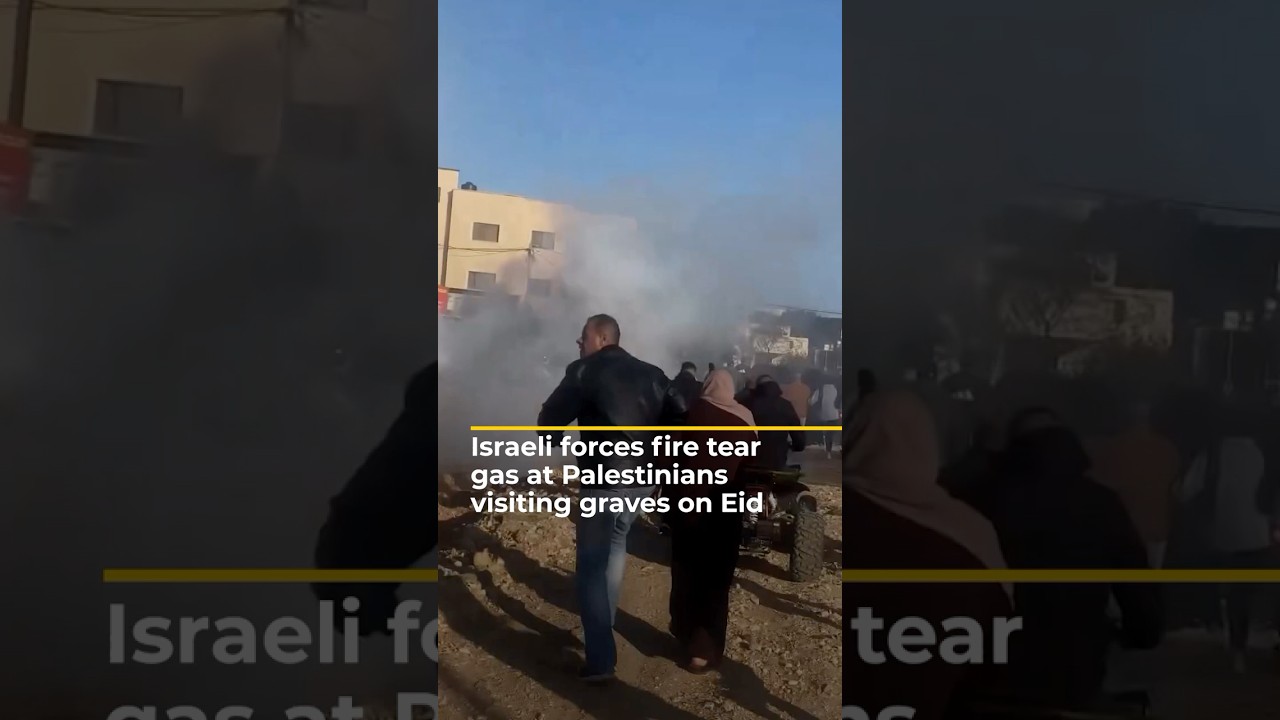 القوات الإسرائيلية تطلق الغاز المسيل للدموع على الفلسطينيين الذين يزورون المقابر خلال عيد الأضحى | AJ #shorts