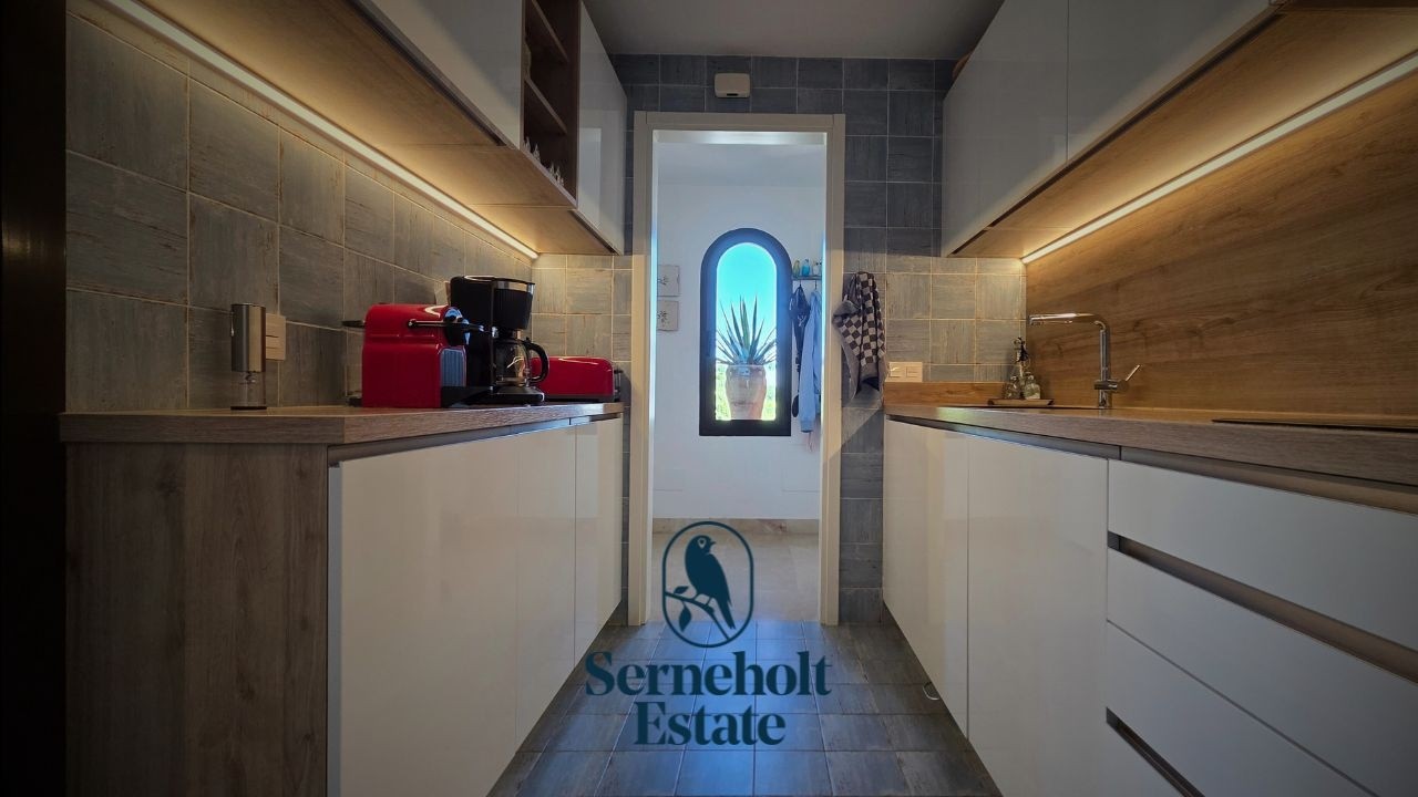 Corner Penthouse with Large Terrace and Sea Views in La Duquesa