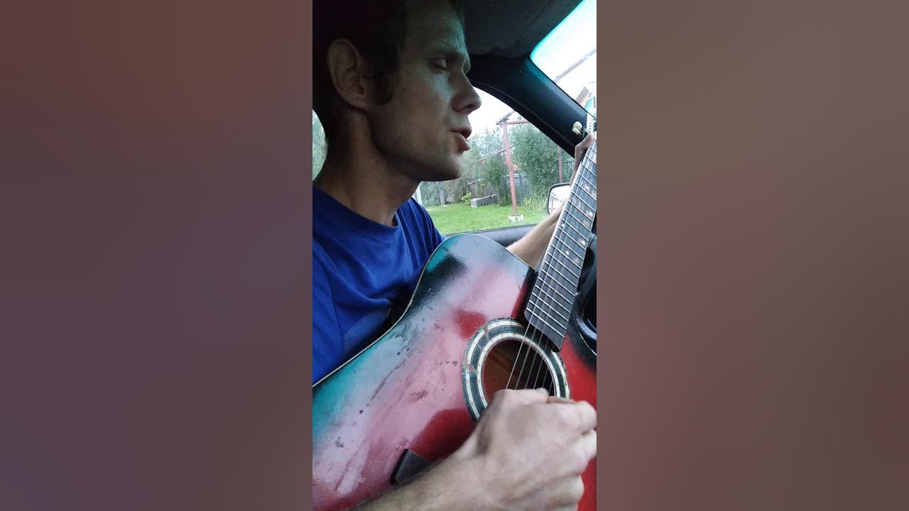 замирают под музыку. девушка и сильный ветер. замирают под музыку. скрипка на снегу. музыка от которой замирает сердце и которую можно слушать.