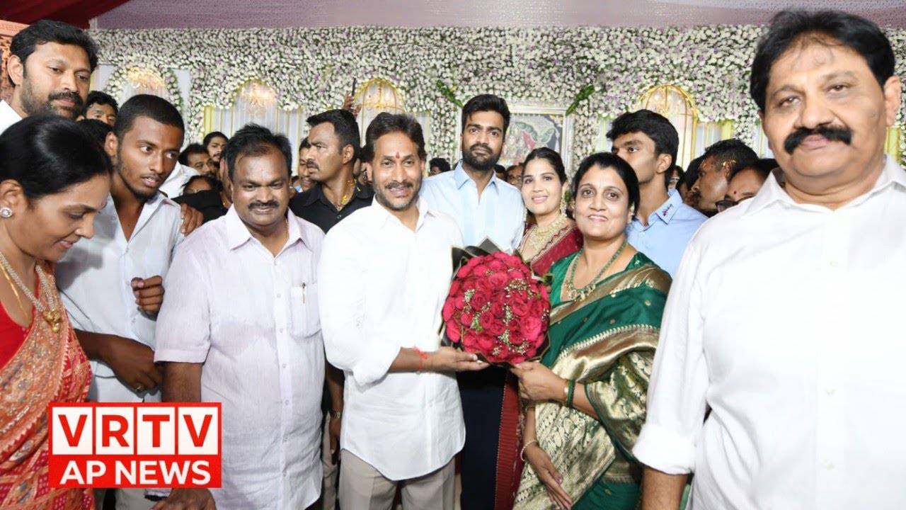 నూతన వధూవరులను ఆశీర్వదించిన  వైయస్ జగన్మోహన్ రెడ్డి