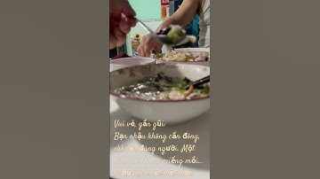 Chiều chiều, hai anh em ngồi lai rai bên chén mồi đơn sơ, ly rượu quê thơm nồng – không cần cao sang