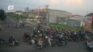 Viral, Kelompok Konvoi Pemuda Keroyok Pemotor di Tuban