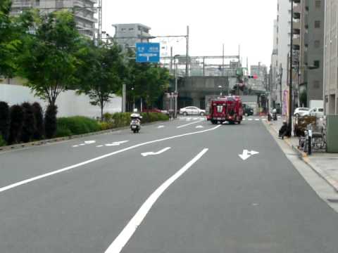 現場へ向かう東京消防庁消防車。Emergency truck running fire truck.
