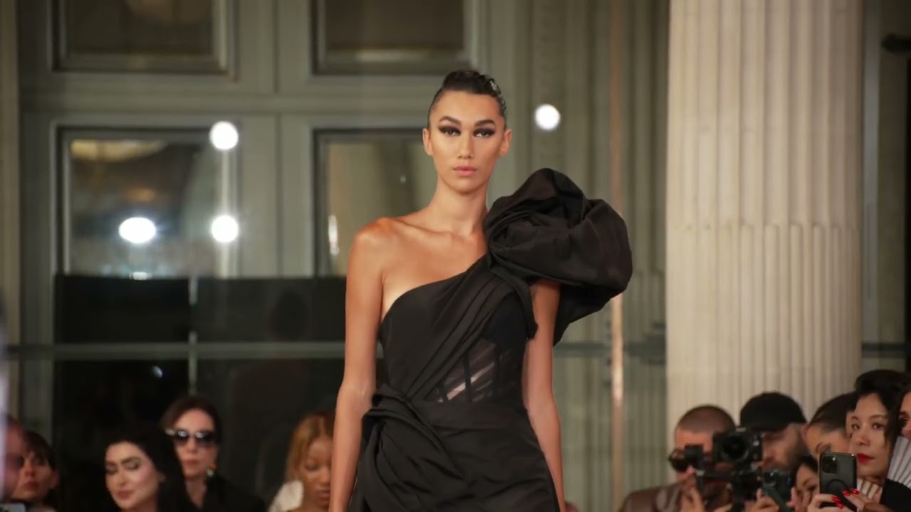 Fovari di Yara Shoemaker sfila a Parigi durante l'Alta Moda