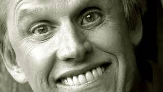 Seth calls Gary Busey to try and make him work with Fred Durst.