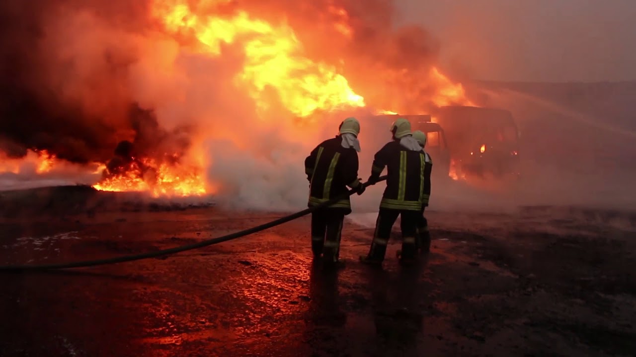 عمل فرق الدفاع المدني بإطفاء الحريق الذي وقع على مفرق قرية التوامة 28 10 2017