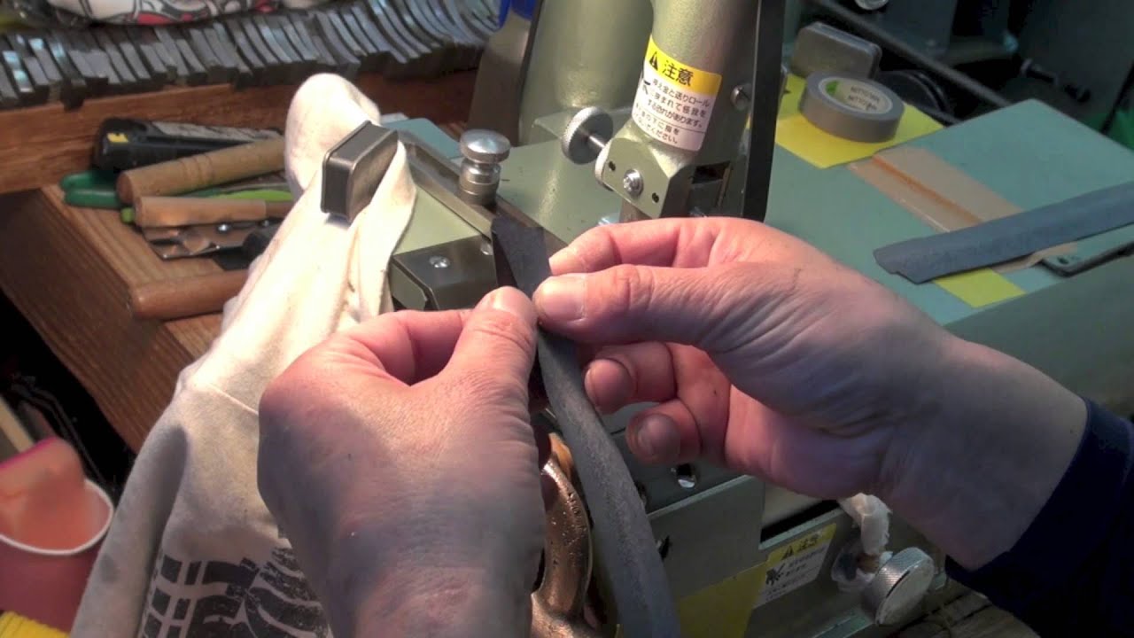 革漉き実演５　コバ漉機