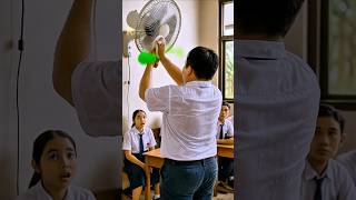 Kaos Kaki Bau Di Kelas, Malah Di Kipasin