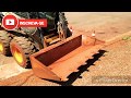 Pilotando uma New Holland l220 / carregando tijolos ao extremo.