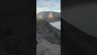 Bajando por la Cuesta del Obispo que está cubierta de nubes. Pasando por el ripio.  Ruta 33, Salta.