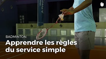 Qui débute avec le service au badminton ?