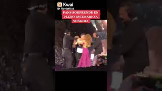 Fans Sorprende A Shakira En Pleno Concierto Mira su reaacion ???? #shorts #tefelicito #shakira #fans