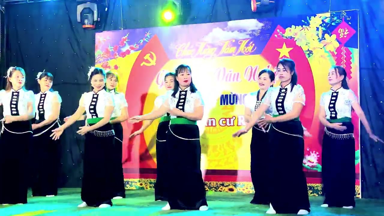 Đội múa .. hội vui Xuân làng rịa võ miếu 