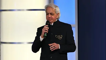Benny Hinn sings "I Will Bless The Lord"