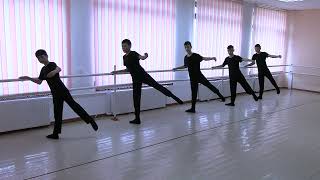 Экзерсис классического танца: у станка (мальчики, средняя группа)