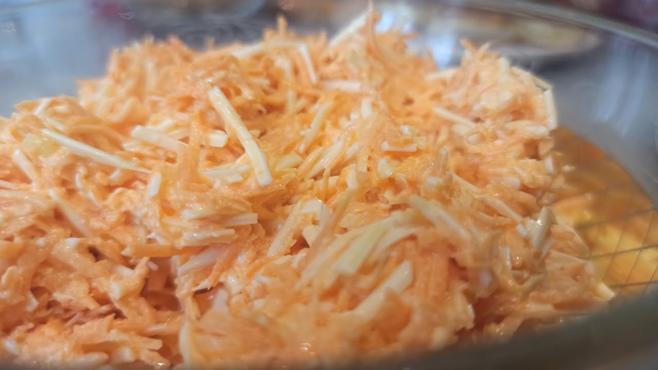 Салат с колбасным сыром – 8 простых и вкусных рецептов