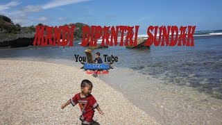anak Lucu yusuf mandi di pantai sundak main lempar batu dan ombak