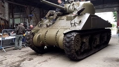 Sherman M4A4T (radial engine) start and drive