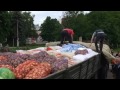 Украинские военные раздают гуманитарную помощь в Славянске (новости) http://9kommentariev.ru/