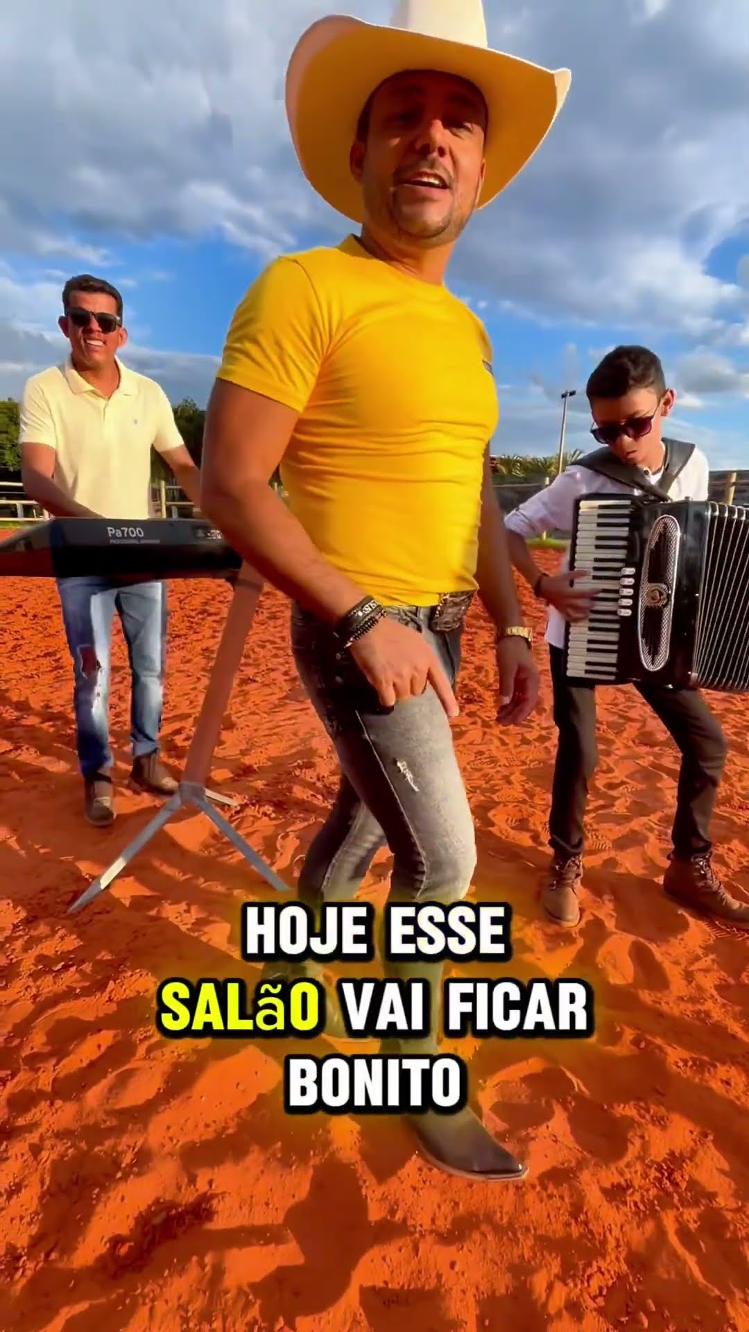 Botina cheia de lama com Leãozinho Do Forró #boanoiteee #leaozinho #forro #estourado #musica ￼