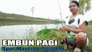 Mancing di sungai kampung pedesaan di temani udara pagi yang sejuk