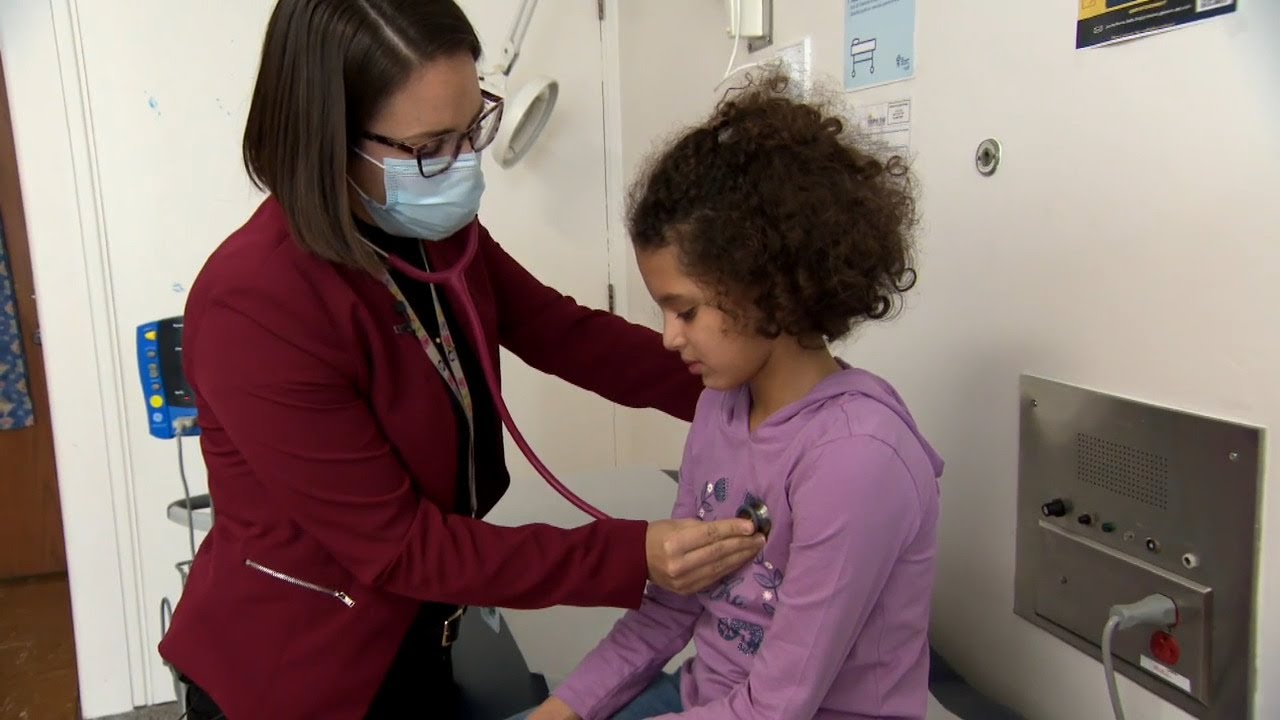 Une chirurgienne réputée débarque au CHU Sainte-Justine: reportage