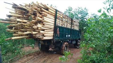 chiếc xe xuống núi trời mưa, đường trơn quá nguy hiểm