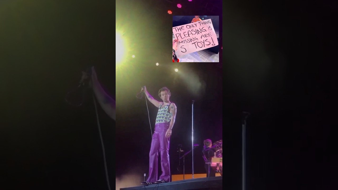 Harry Styles’ priceless REACTION to THIS SIGN