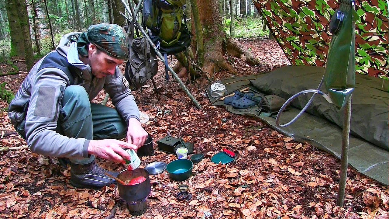 ค้างคืนในป่า การทำอาหารในป่า ลูกชิ้น, มะเขือเทศ, ข้าว