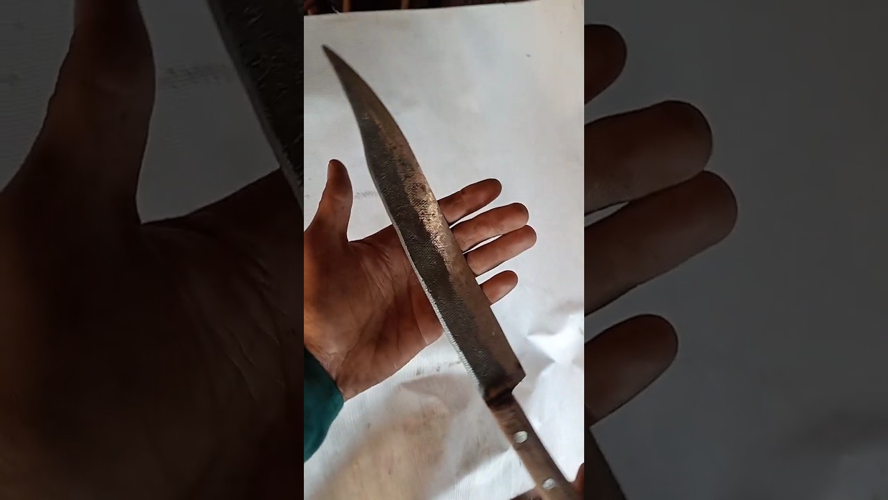 Making a knife with raw material of iron 