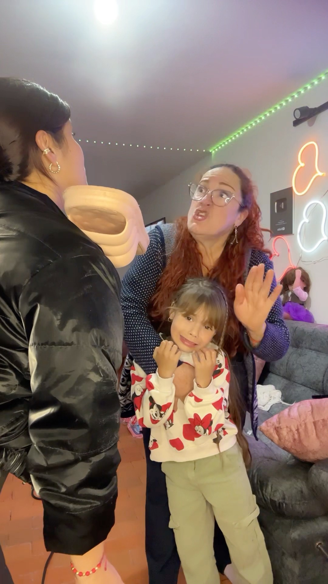ABUELA Y MAMÁ (quien tiene la razón?) #humor #cosasdefamilia #comedia #shortviral