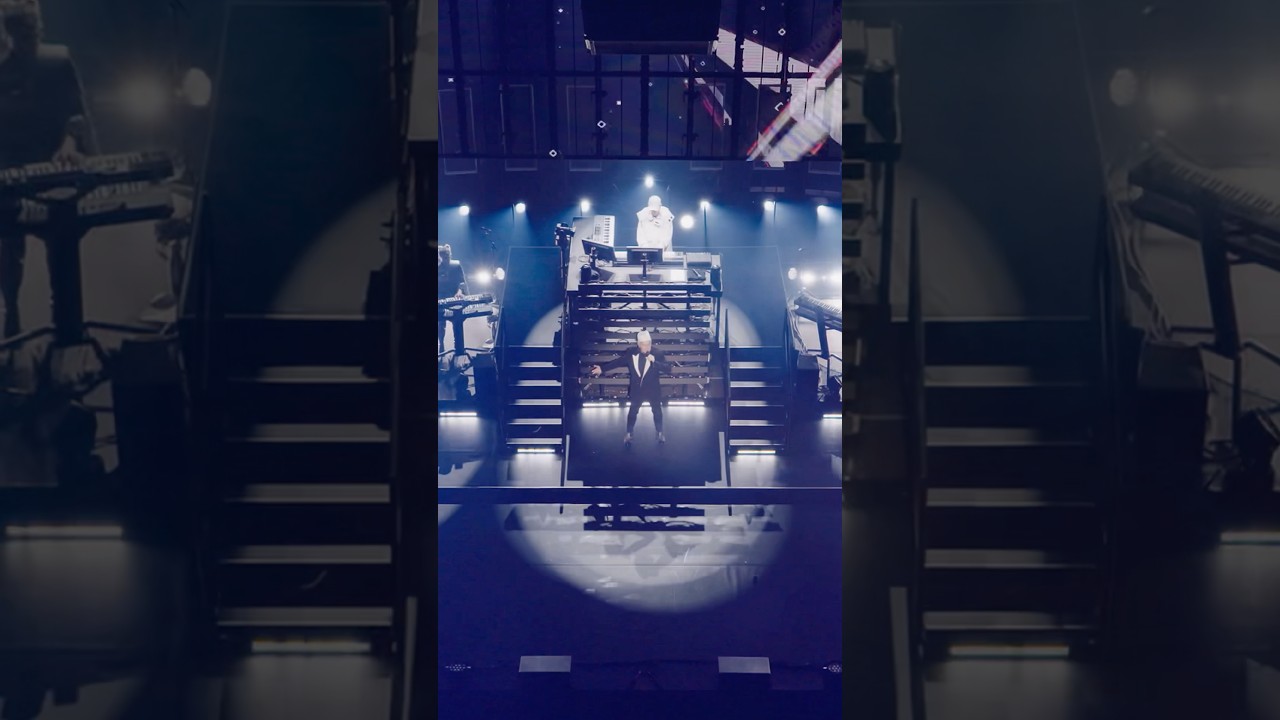 Left to my own devices (Live at the Royal Arena Copenhagen) in