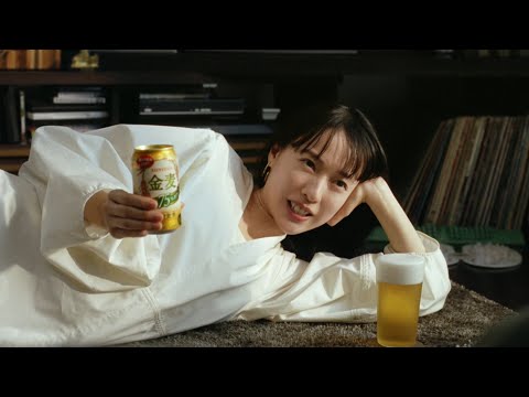 戸田恵梨香、寝転んだまま不思議な体勢で「飲みたーいって思ったでしょ」　沢村一樹と軽快な掛け合いも　サントリービール新TVCM「金麦〈糖質７５％オフ〉」