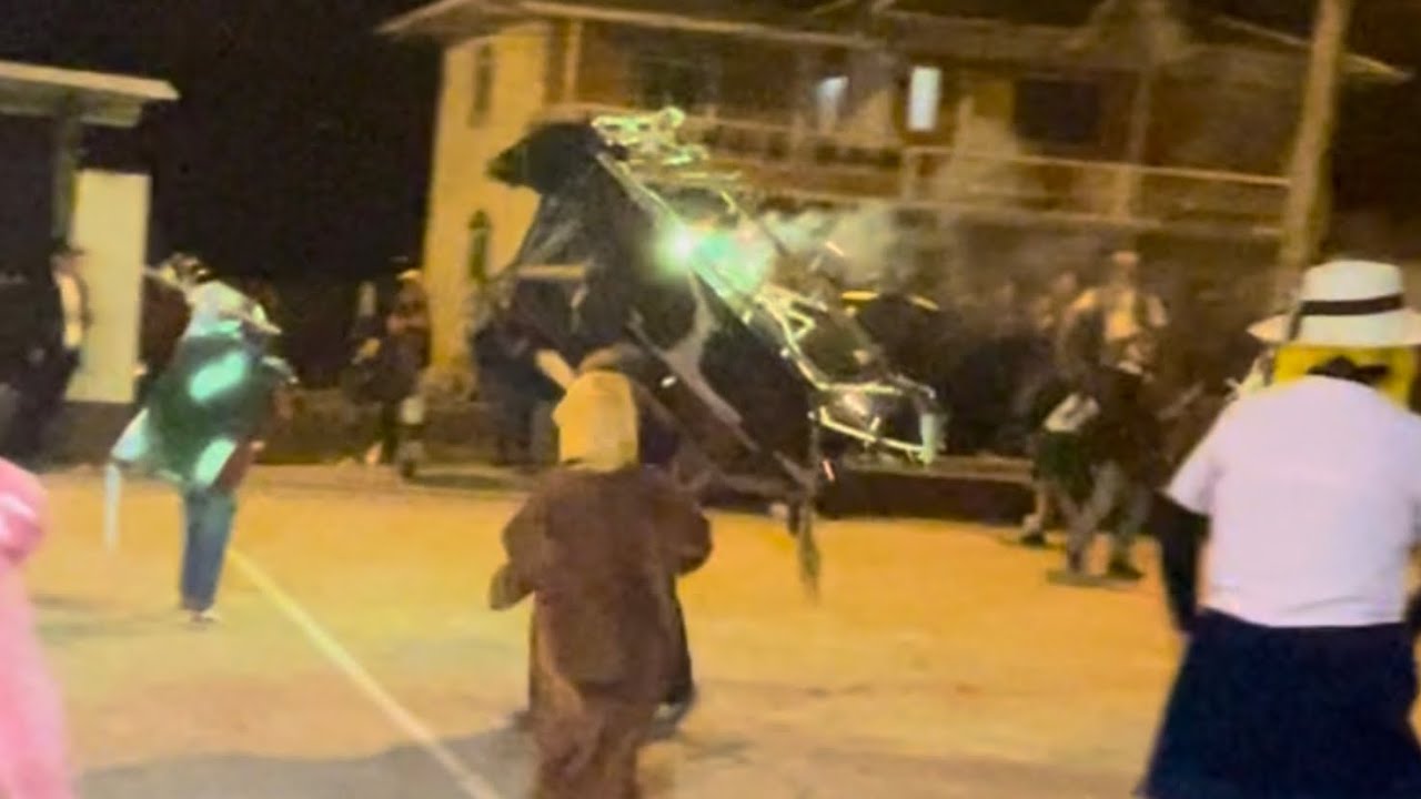 Baile de la vaca loca y conparzas en San Jose de Sidcay Ecuador