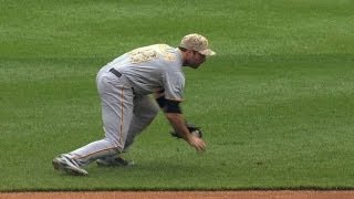 PIT@DET: Walker robs Prince of base hit in second Wealth