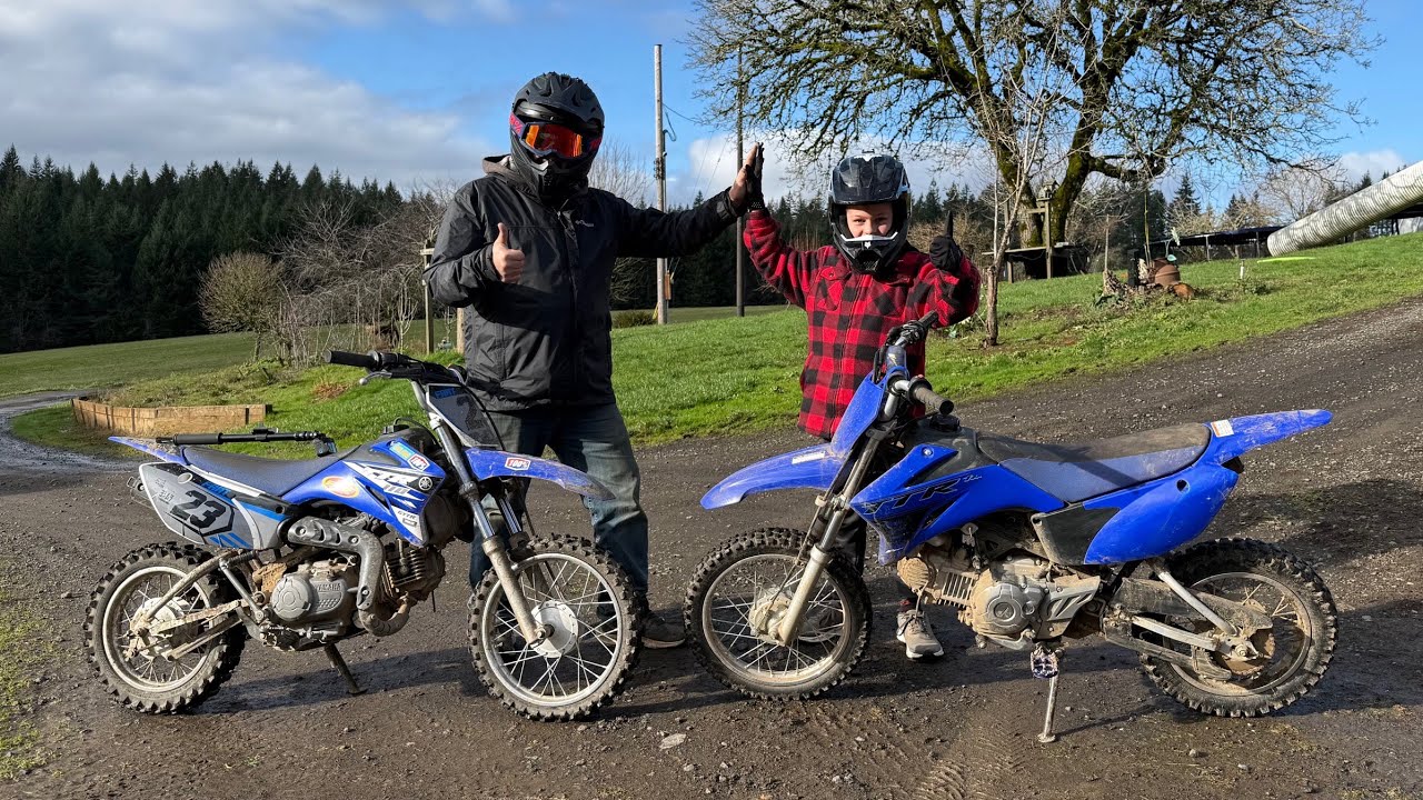 Отец и сын на мотоцикле TTR 110: трюки на заднем колесе и крутой одноколейный маршрут к ручью!