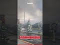 EQUIPES DE BOMBEIROS COMBATEM INCÊNDIO DE GRANDES PROPORÇÕES EM PRÉDIO INDUSTRIAL