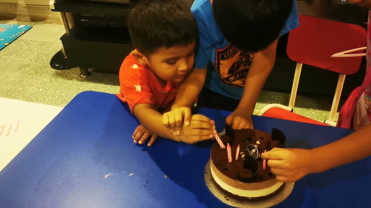 Aiden, Alyssa n Ariohn with cake
