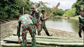 Jembatan Terputus,Satgas Yonif 122/TS Merakit Perahu Bambu Untuk Warga Kampung Mosso, Jayapura,Papua