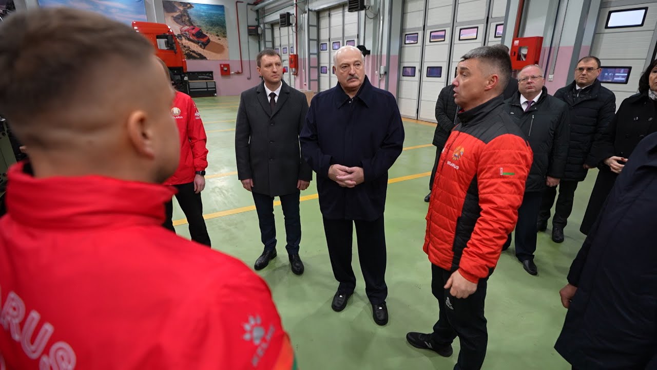 Лукашенко: Смотрю на ваш автомобиль! Вот интересно проехать на нём в карьере! // 