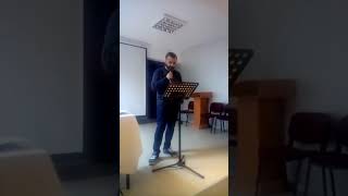 Kerem Alışık- Yürüyorum.. Seslendiren: Tolga Yazıcı Resimi