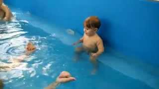 Малыш ныряет, the kid dives(Малыш 1 годик смело ныряет с бортика в бассейн и веселится. Посещает бассейн с 2х месяцев и комфортно чувству..., 2015-10-11T13:45:57.000Z)