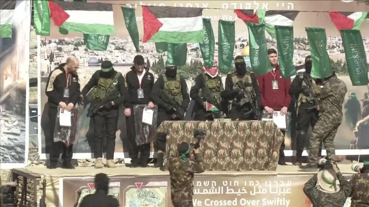 Hamas libera i tre ostaggi: il momento del rilascio