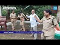 డ్యాన్సులతో అవహేళన చేసిన పోలీసులు | Police Dance in Independence Day Celebration @SakshiTVLIVE