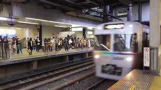 京王井の頭線　1000系1729F編成レインボーラッピング電車　明大前駅到着