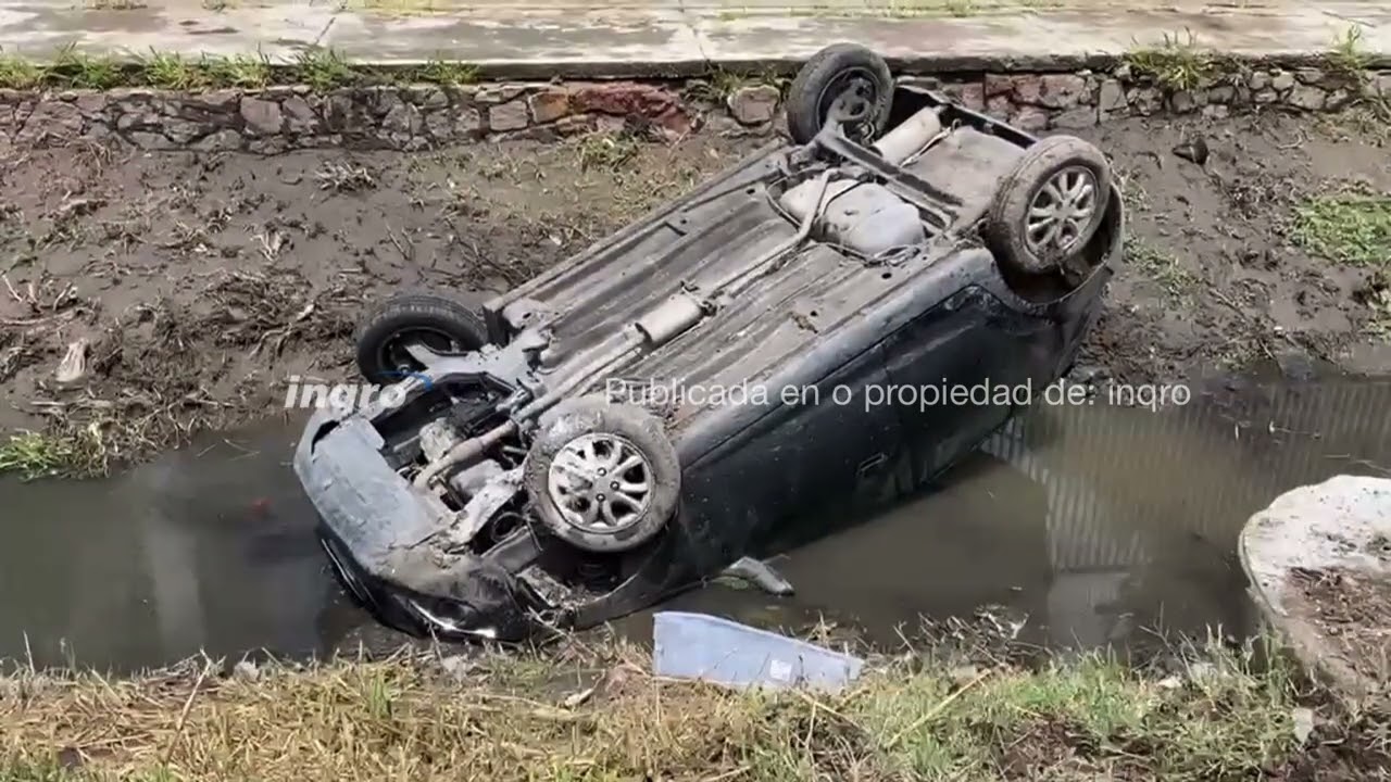 La saca del camino un tráiler y termina “llantas al cielo”.