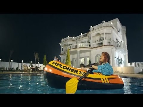 البنت لسه صغيرة على الحب لسه صغيرة كوميديا محمد سعد في حمام السباحة