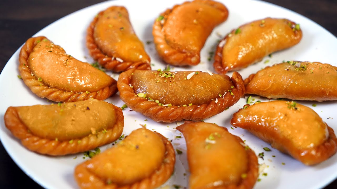 बिना साँचे के हलवाई जैसी खस्ता गुजिया बनाने का आसान तरीका | Suji Mawa Gujiya | Holi Special | Taste Unfold