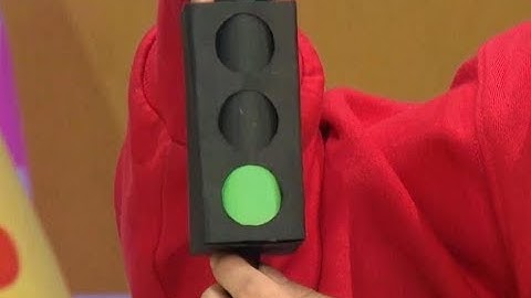 Making a paper traffic light | CCTV English